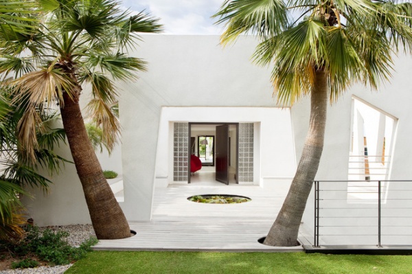 Contemporary Entry by frederique pyra legon architecte