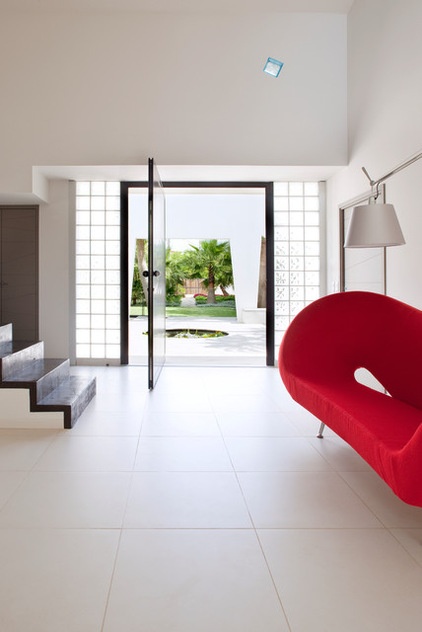 Contemporary Entry by frederique pyra legon architecte