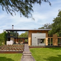 Houzz Tour: Limits Bring Out the Best in a Modern Lakeside Home