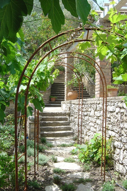 Mediterranean Landscape by Atelier Nelumbo Garden Design