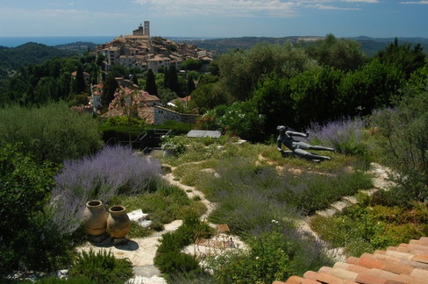 Mediterranean Landscape by Atelier Nelumbo Garden Design