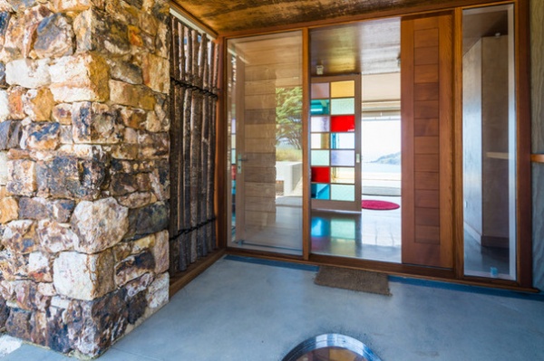 Contemporary Entry by Charissa Snijders Architect