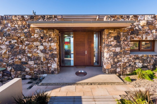 Contemporary Entry by Charissa Snijders Architect