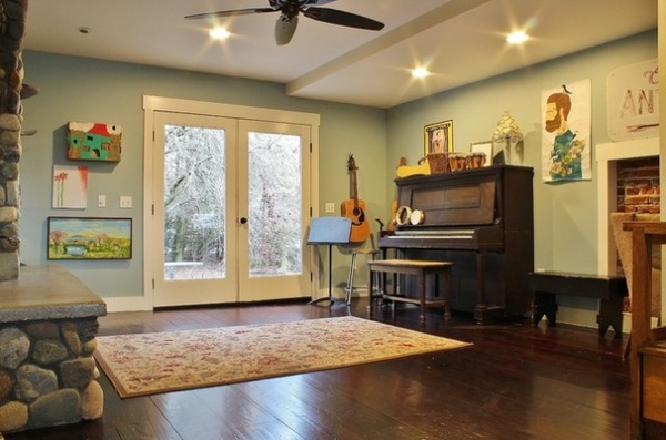 Farmhouse Family Room by Kimberley Bryan