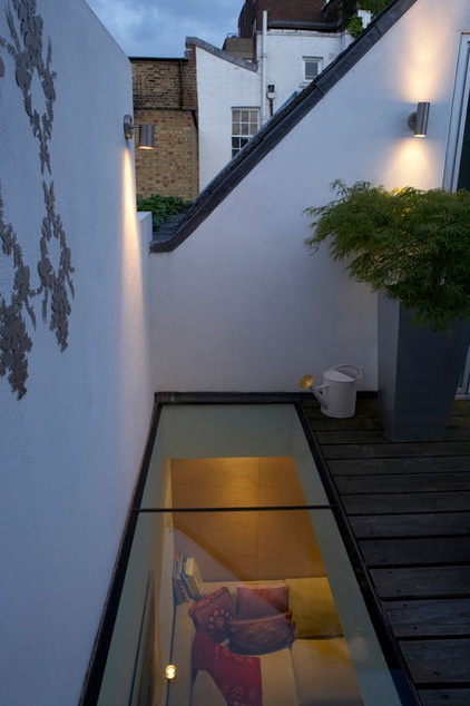 Contemporary Deck by London Garden Designer