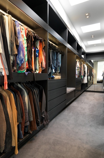 Contemporary Closet by MR.MITCHELL