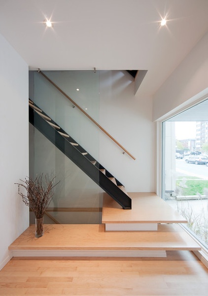 Contemporary Staircase by Colizza Bruni Architecture Inc.