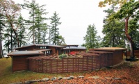 Houzz Tour: Off-the-Grid Island Home Circles a Sunny Courtyard