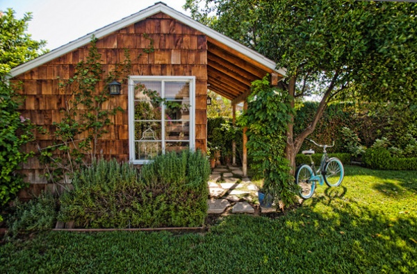 Traditional Garage And Shed by De Bilt