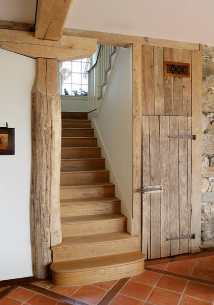 Farmhouse Staircase by Archer & Buchanan Architecture, Ltd.