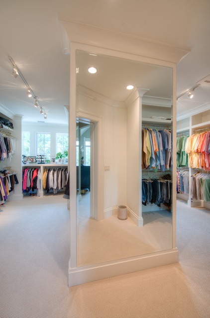 Traditional Closet by Solaris Inc.