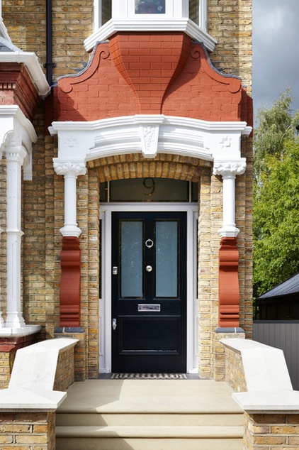 Traditional Entry by Dyer Grimes Architecture