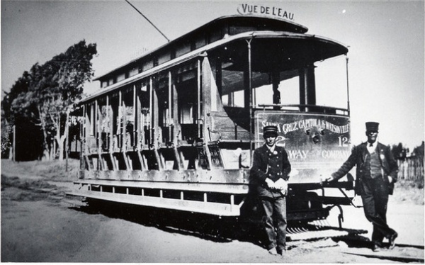 Houzz Tour: Decommissioned Streetcars Live On as a Cool Beach Home