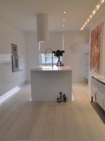 Houzz Tour: Light, Art and a Floating Bed in a Chic London Flat