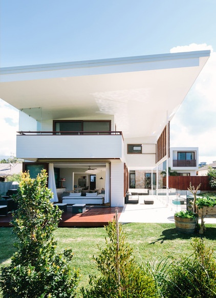 Houzz Tour: Surfer’s Beach House Built for Outdoor Living