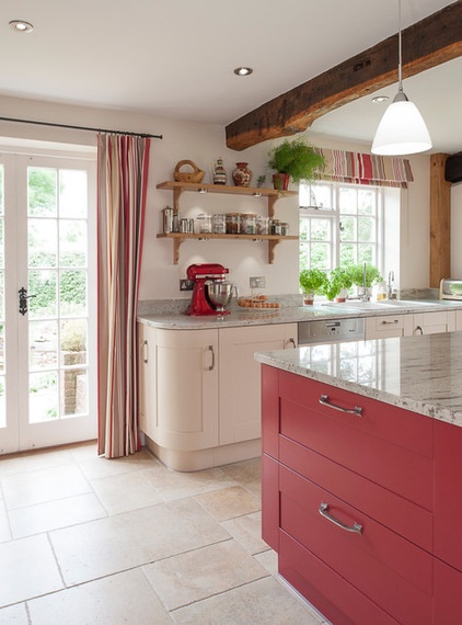 Kitchen of the Week: Splashes of Red for a Country Classic