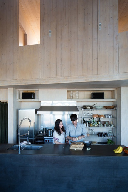 Houzz Tour: Family Builds Off the Grid Near the Cascade Mountains