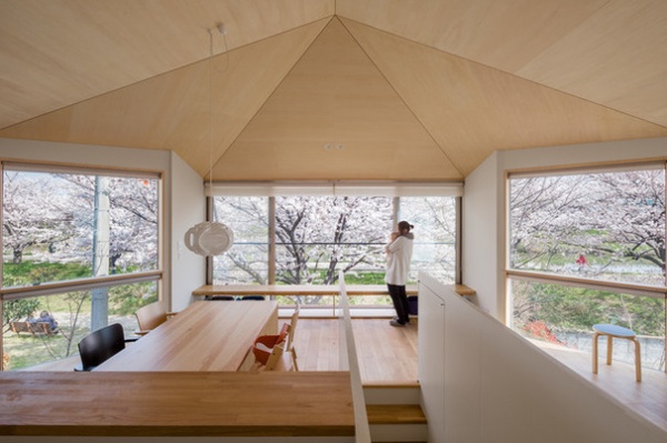 Contemporary Dining Room by リオタデザイン