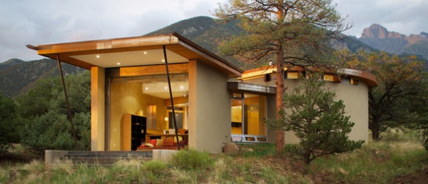 Houzz Tour: Straw Bale Construction Anchors an Efficient Vacation Home