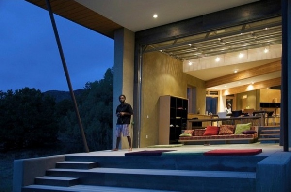 Houzz Tour: Straw Bale Construction Anchors an Efficient Vacation Home