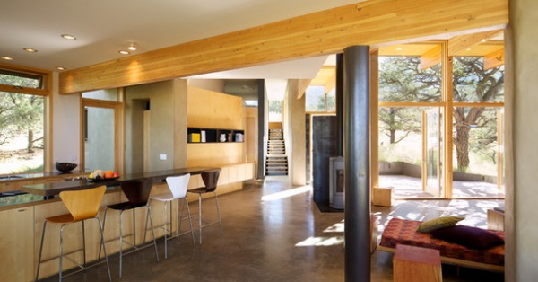 Houzz Tour: Straw Bale Construction Anchors an Efficient Vacation Home