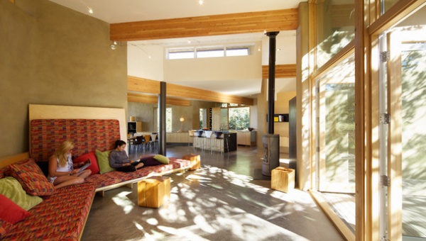 Houzz Tour: Straw Bale Construction Anchors an Efficient Vacation Home