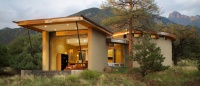 Houzz Tour: Straw Bale Construction Anchors an Efficient Vacation Home