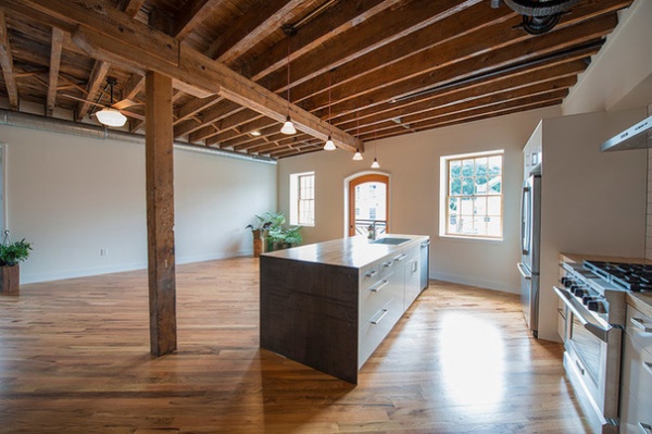 Industrial Kitchen by Bright Common Architecture & Design