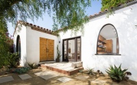 Houzz TV: See How Reclaimed Wood Warms a Home With a James Brown Wall