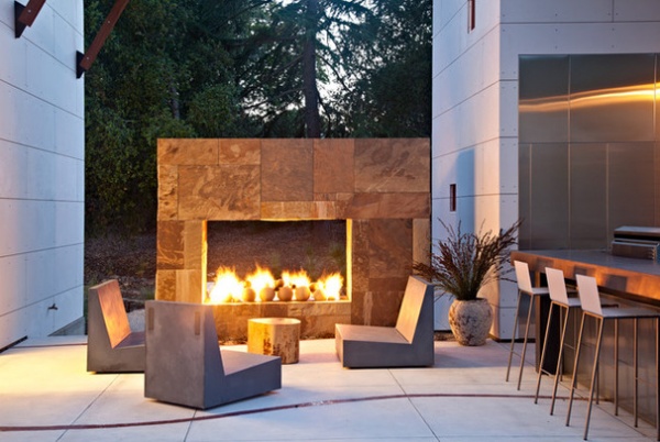 Modern Patio by WA design