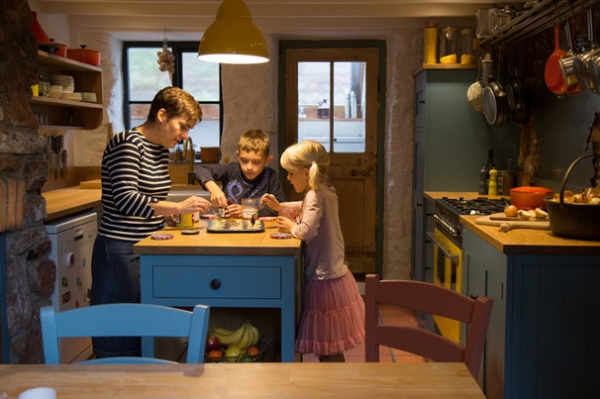 A Kitchen That Cooks With Color and Creativity