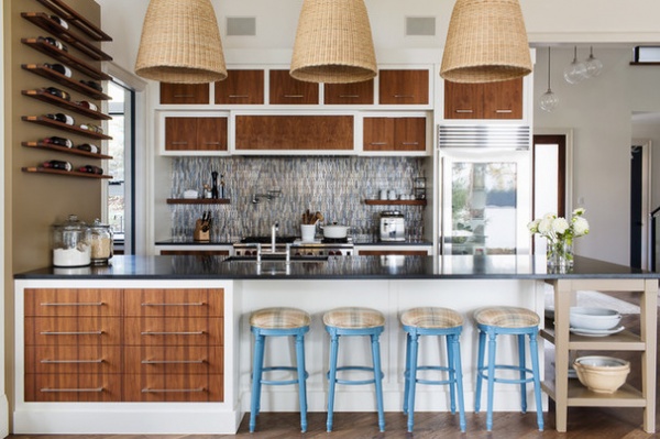 Houzz Tour: Contemporary Canadian Lake House Warms and Welcomes