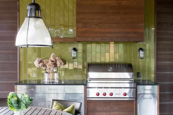 Houzz Tour: Contemporary Canadian Lake House Warms and Welcomes