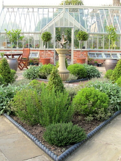 Traditional Landscape by Sue Hayward Garden Design