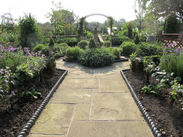 Traditional Landscape by Sue Hayward Garden Design