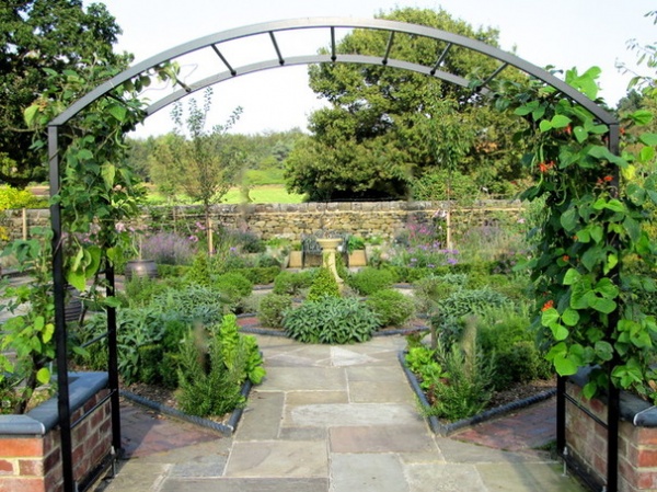 Traditional Landscape by Sue Hayward Garden Design