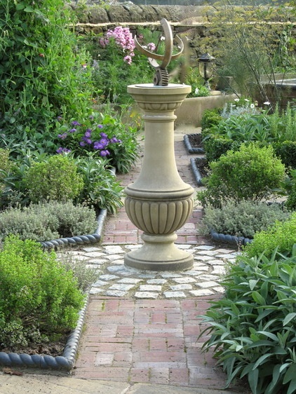 Traditional Landscape by Sue Hayward Garden Design