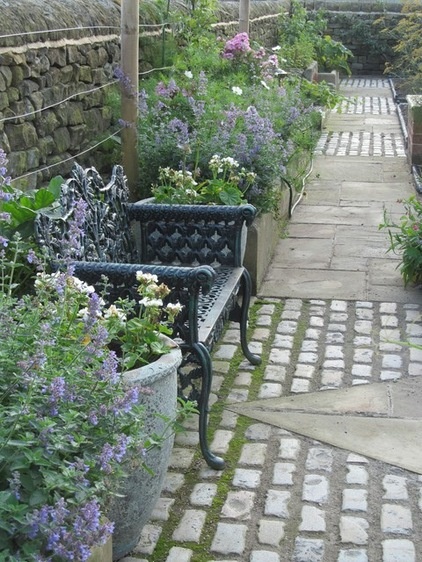 Traditional Landscape by Sue Hayward Garden Design