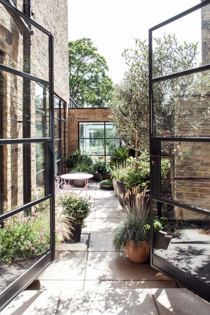 10 Great Design Moves for a Small Courtyard