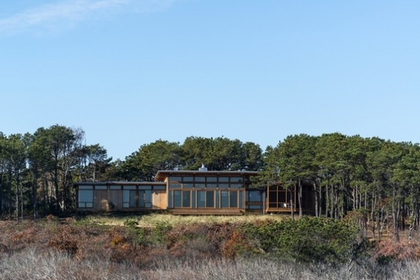 Houzz Tour: Cape Cod’s  Midcentury Modern Tradition Comes to Life