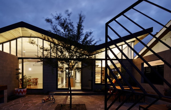 Houzz Tour: Relaxed Living in a Modern Courtyard Home