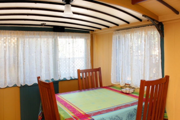 Houzz TV: See a Funky Beach Home Made From Old Streetcars