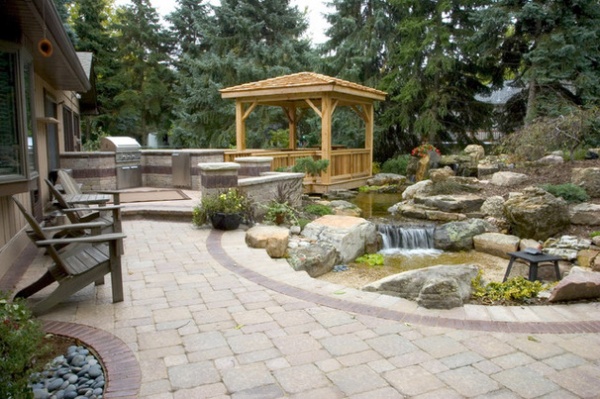 Traditional Landscape by Aquascape Inc.