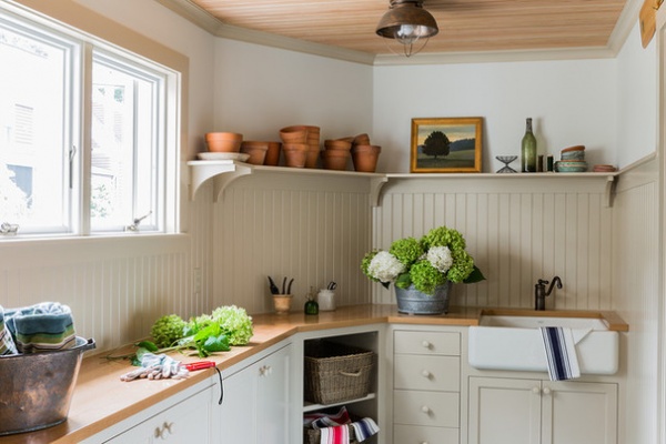 Traditional Garage And Shed by Carpenter & MacNeille