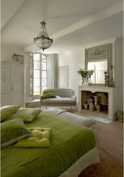 Farmhouse Bedroom by Décoration et provence