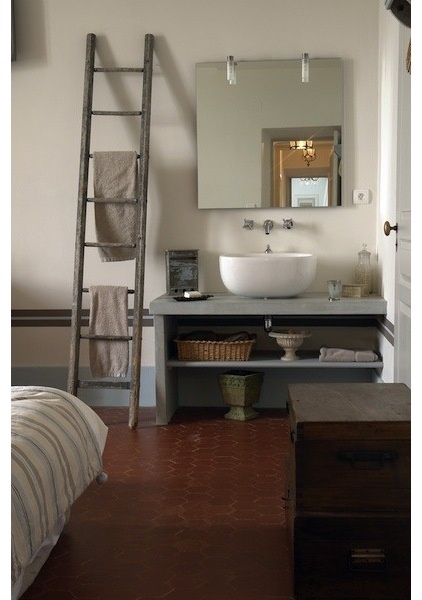 Farmhouse Bathroom by Décoration et provence